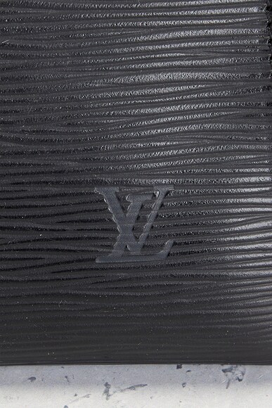 FWRD Renew Louis Vuitton Epi Pochette Accessoires 24 Shoulder Bag | Thumbnail 6