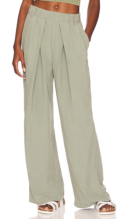 Essentials Fleece Pant in Sage. Revolve Women Clothing Pants Sweatpants 