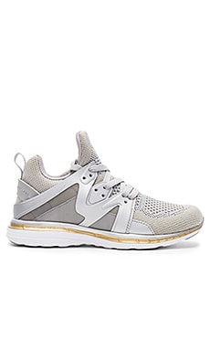 APL Athletic Propulsion Labs Ascend Sneaker en Metallic Silver