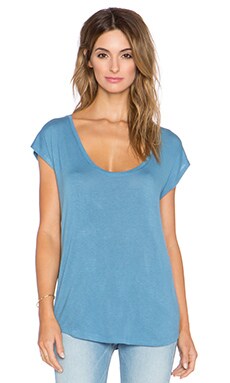 Футболка scoop - DAYDREAMER от REVOLVE INT Футболка scoop - DAYDREAMER от REVOLVE INT