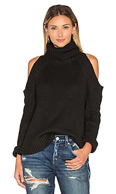 Exposed shoulder outlet sweater