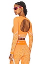 view 1 of 4 TOP DE MANGA LARGA DE YOGA SIN COSTURAS TRUE STRENGTH in Unity Orange, Beige Tone & Light Flash Red