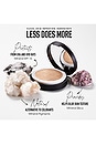 view 7 of 10 BASE DE MAQUILLAJE EN POLVO COMPACTO MINERAL ORIGINAL CON FPS 15 ORIGINAL PRESSED POWDER FOUNDATION MINERAL SPF 15 in Golden Ivory 07
