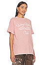view 2 of 4 VINTAGE BABES CLUB ボーイフレンドTシャツ in Dusty Pink