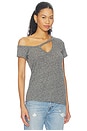 view 2 of 4 CAMISETA ASIMÉTRICA CON ESCOTE EN V Y ABERTURA EN FORMA DE OJO DE CERRADURA BRAWLEY  in Heather Grey