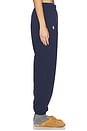 view 2 of 6 빈티지 플리스 소재의 스탠다드 밴딩 스웨트 팬츠 in Refined Navy