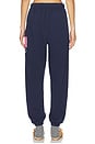 view 4 of 6 빈티지 플리스 소재의 스탠다드 밴딩 스웨트 팬츠 in Refined Navy