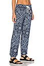 view 2 of 4 PANTALON JOGGER EN POLAIRE MOTIF BANDANA in Navy