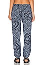 view 3 of 4 PANTALON JOGGER EN POLAIRE MOTIF BANDANA in Navy