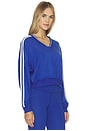 view 2 of 4 SUÉTER CON ESCOTE EN V ELLIE FLEECE V NECK SWEATSHIRT in Cobalt & White