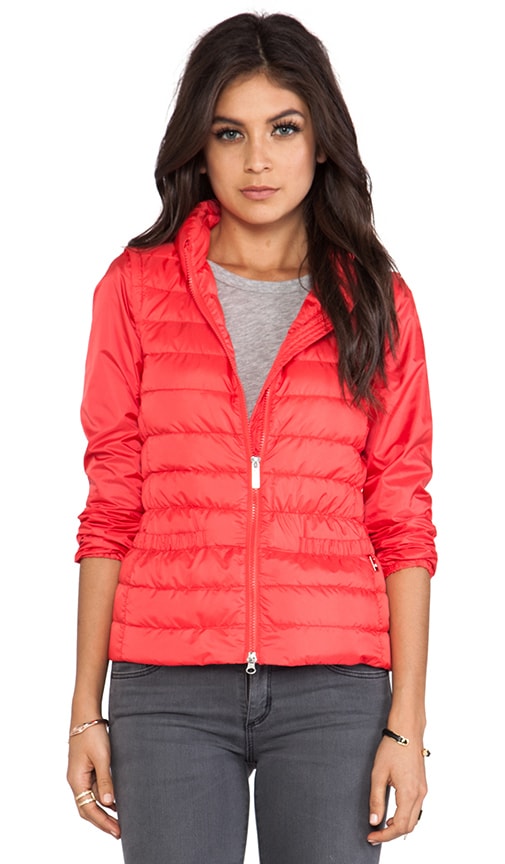 ADD CHAQUETA PLUMA en Poppy Red REVOLVE