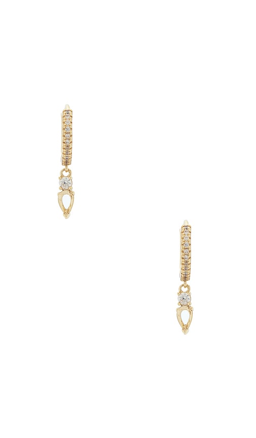  By Adina Eden Drop Huggies Ohrringe In Metallic Gold. 