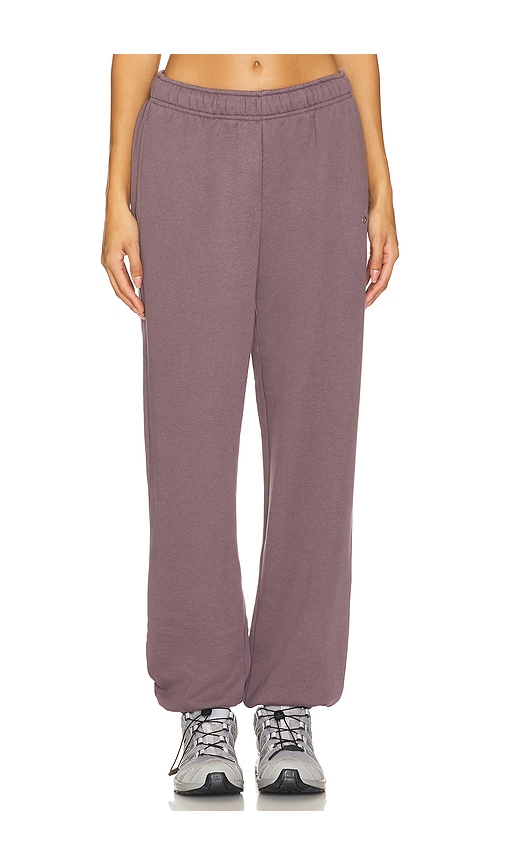 Alo Yoga Accolade Sweatpant In Raisinette