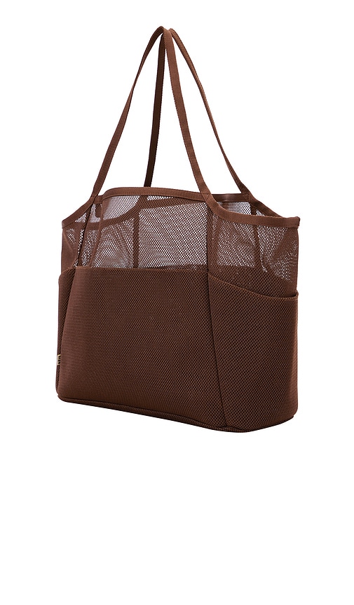 Shop Beis The Beach Tote In 淡棕色