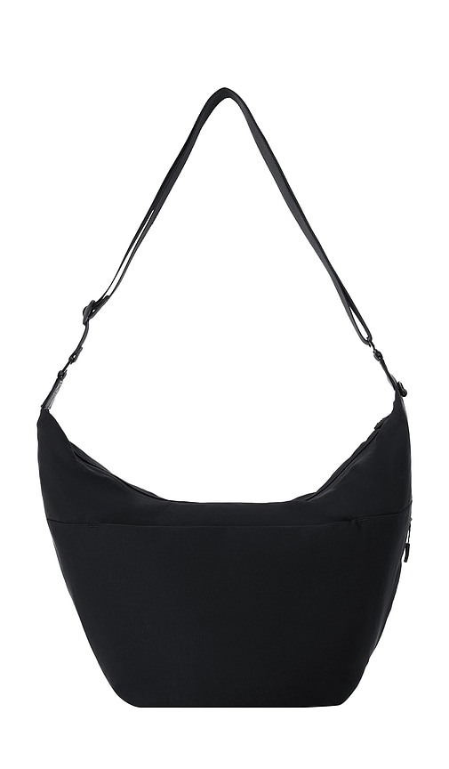 Beis The Crescent Catchall Bag In Black