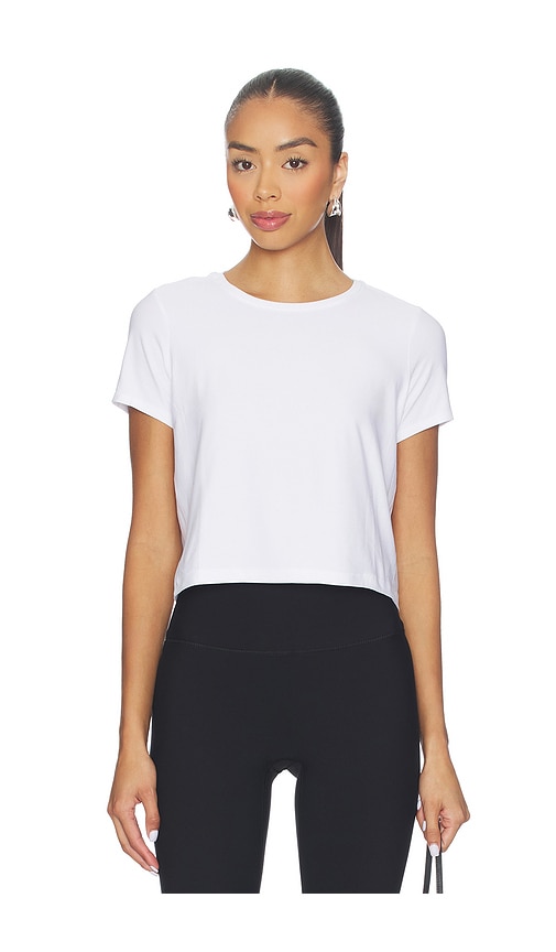 Featherweight Supreme Cropped Tee in White. - size L (also in M, S, XL, XS) - Beyond Yoga - Modalova
