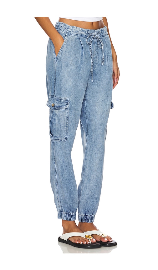 Shop Bella Dahl Isla Pleated Jogger In Vintage Horizon Wash