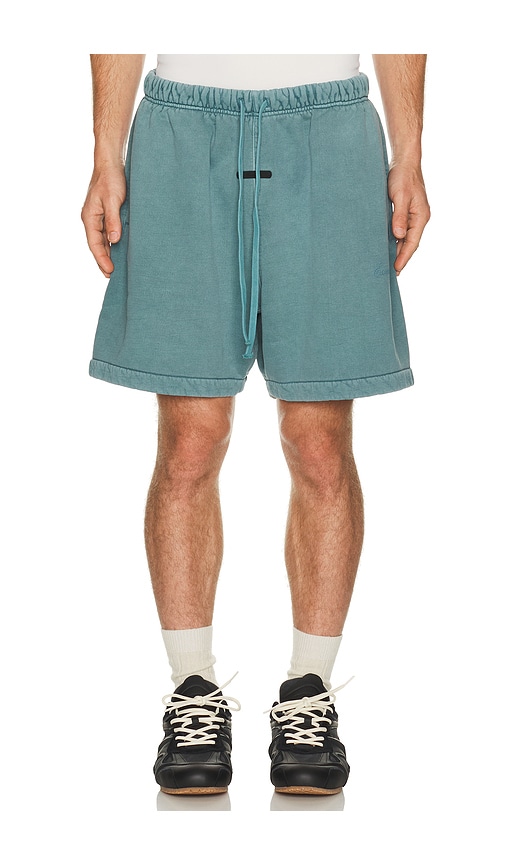 Fear of God ESSENTIALS Signature Classic Short en Slate. Taille XS. Also en S, M, L.