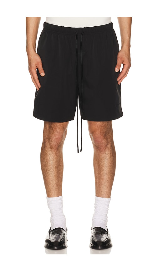 Fear of God ESSENTIALS Active Trace Classic Short en Black. Taille XS. Also en S, M, L, XL/1X, XXL/2X.