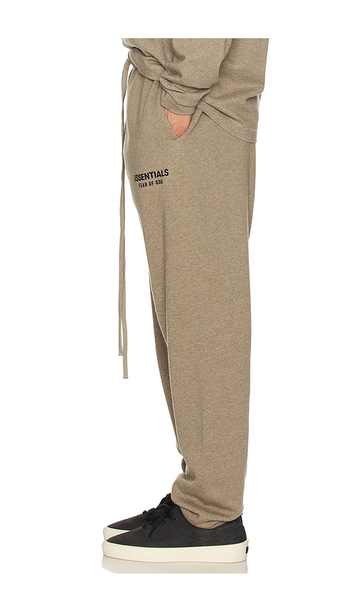  Fear Of God Essentials Pantalon Sweat Classic En Neutral. Taille L. Also En M, S, Xl/1x, Xs, Xxl/2x. 