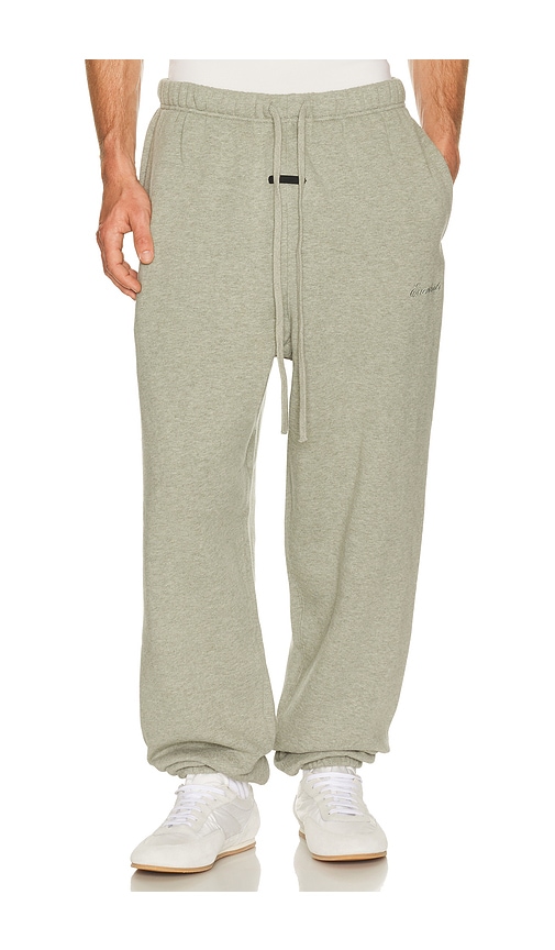 Fear of God ESSENTIALS PANTALON SWEAT SIGNATURE en Grey. Taille XXXL/3X. Also en XS, S, M, L, XL/1X, XXL/2X.