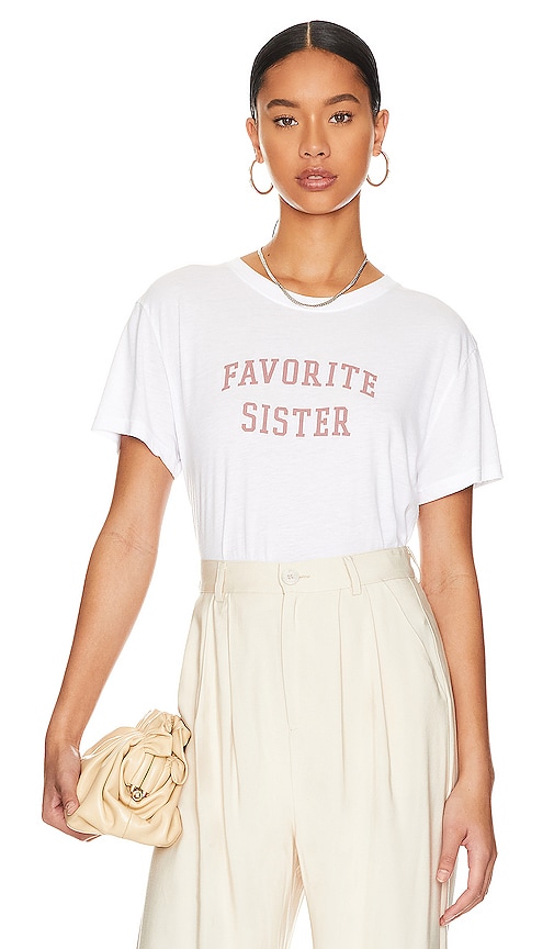 FAVORITE DAUGHTER FAVORITE SISTER CROPPED COLLEGIATE T恤 – BRIGHT WHITE & MAUVE
