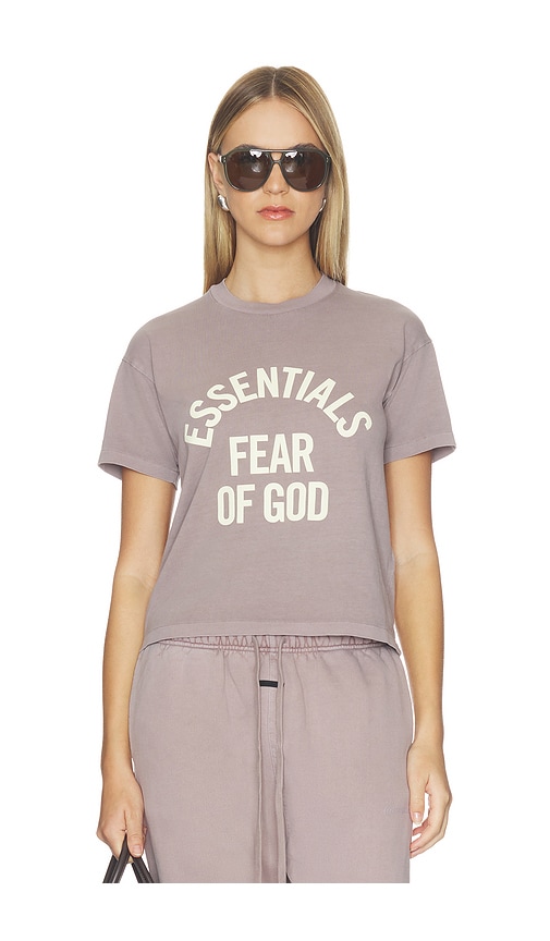 Fear of God ESSENTIALS Campus Classic Short Sleeve Tee en Mauve. Taille XS. Also en S, M, L.