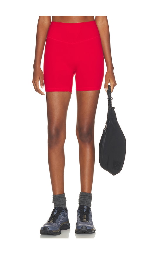 FORM SHORT CYCLISTE CORE en Red. Taille S. Also en XS, M, L.