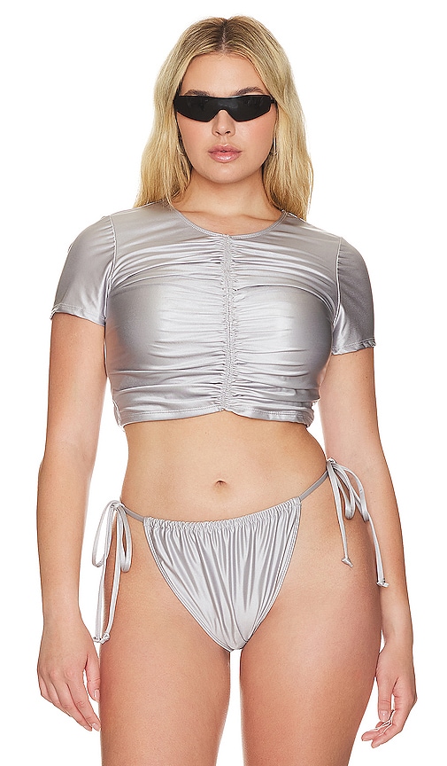 Shop Good American Ruched Cropped Tee In Silver