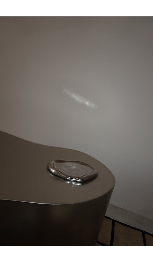  Huegah Home Tablett Isa Tray In Metallic Silver. 