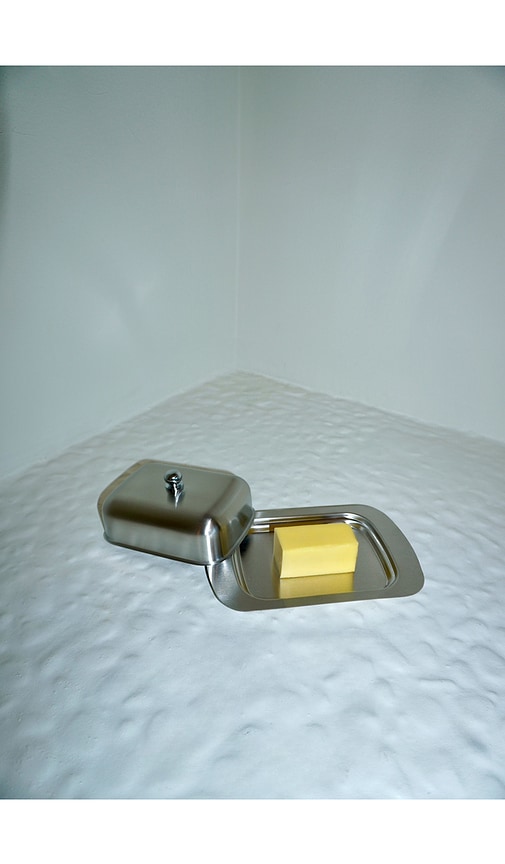  Huegah Home Butterdose La Creme Butter Dish In Metallic Silver. 