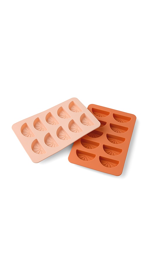  Here's How The Dotty Citrus Wedge Ice Tray In Orange. 