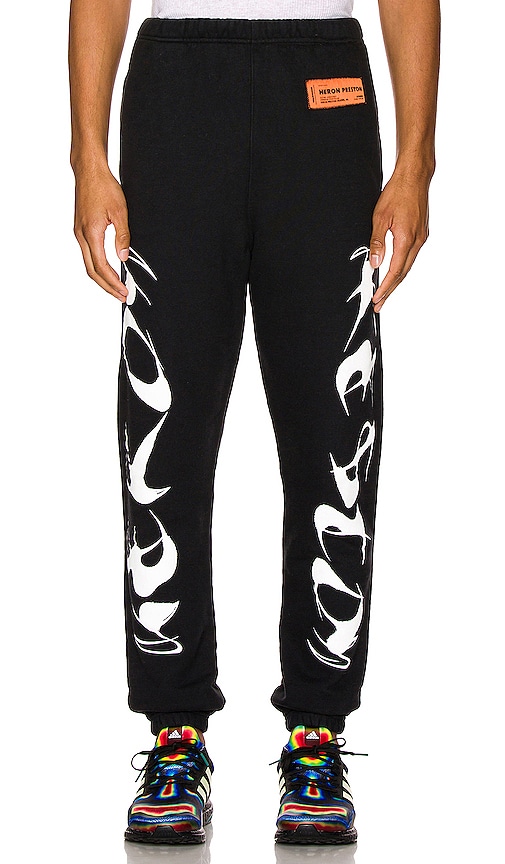【関税込み】Heron Preston ブラック Sponsor スウェットパンツ Heron Preston スウェットパンツ - Black & White | REVOLVE