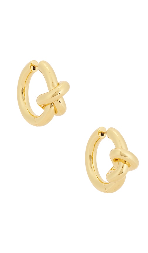 Knot Huggies in Metallic Gold - Jennifer Fisher - Modalova