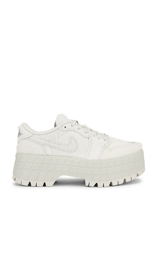 Air 1 Brooklyn Low Sneaker in Metallic Silver. - size 10 (also in 10.5, 11, 11.5, 12, 7, 7.5, 8, 8.5, 9, 9.5) - Jordan - Modalova