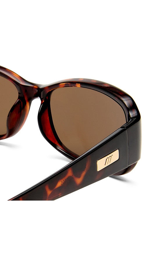  Le Specs Gigglemug Sunglasses In Brown. 