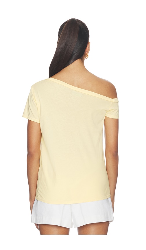  Michael Lauren X Revolve Zire Short Sleeve Asymmetrical Cold Shoulder Tee In Yellow. Taglia Xs. Also In S, M, L. 