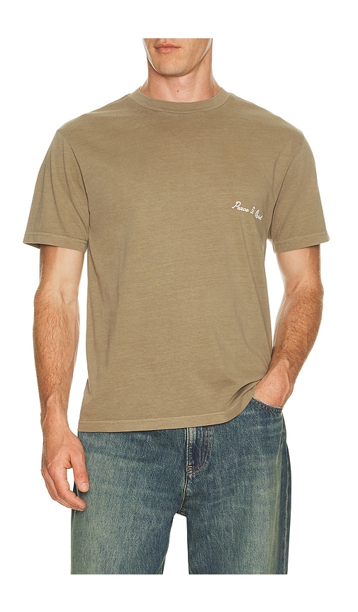 Museum of Peace and Quiet Signature T-Shirt en Taupe. Taille S. Also en XS, M, L, XL/1X.