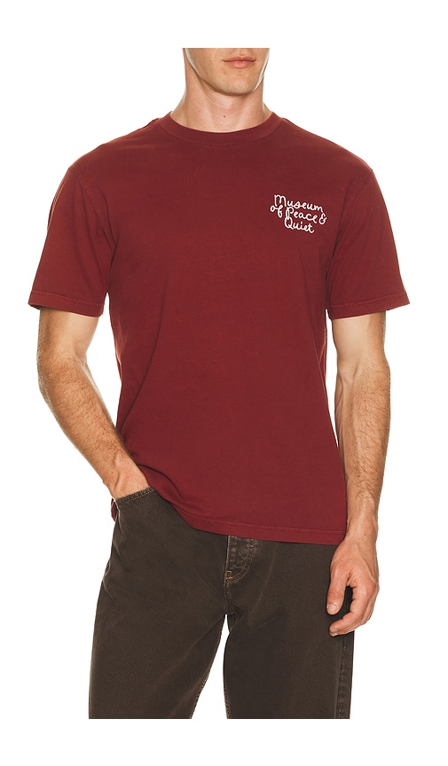 Museum of Peace and Quiet Scribble T-Shirt en Burgandy. Taille L. Also en XS, S, M, XL/1X.