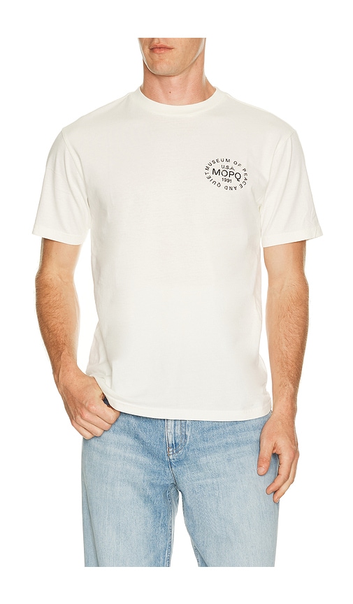 Museum of Peace and Quiet Stamp T-Shirt en White. Taille L. Also en XS, S, M, XL/1X.