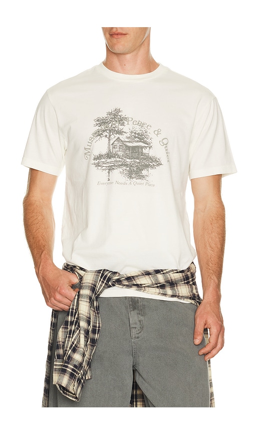 Museum of Peace and Quiet Quiet Place T-Shirt en White. Taille XS. Also en S, M, L, XL/1X.
