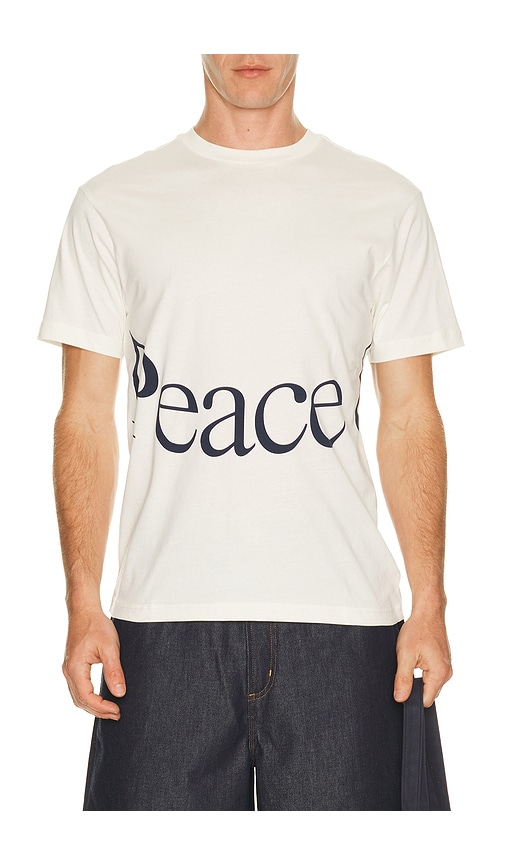 Museum of Peace and Quiet Jumbo Wordmark T-Shirt en White. Taille L. Also en XS, S, M, XL/1X.