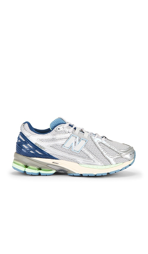 New Balance 1906r Sneaker in Silver Metallic & Lab Green | REVOLVE