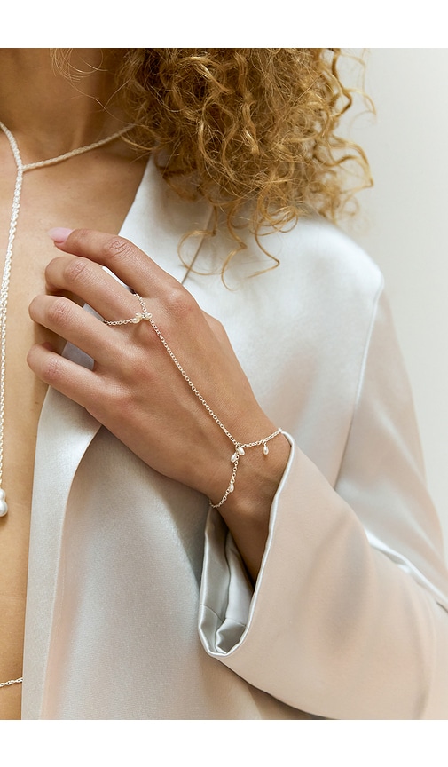  Naiia Handkette In Metallic Gold. 