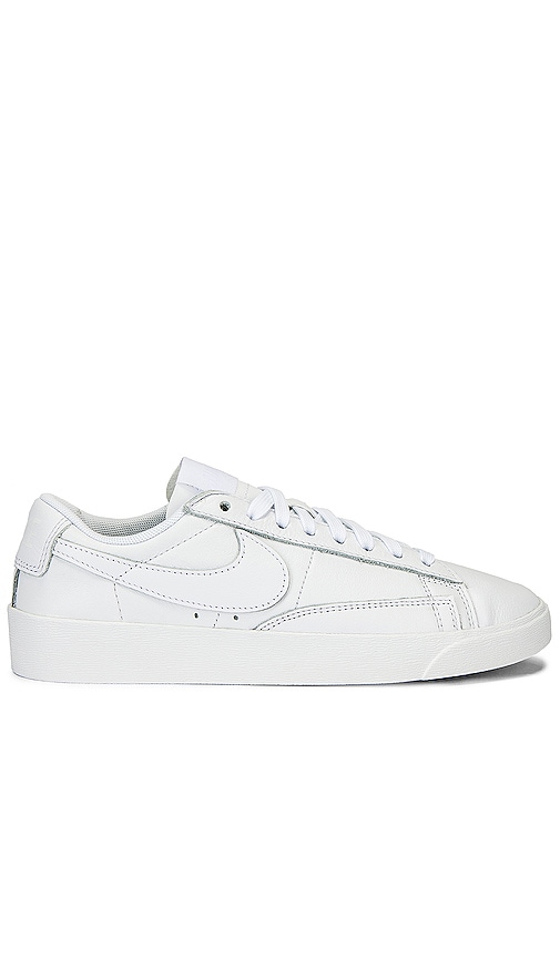 Nike Blazer Low LE Sneaker in White 