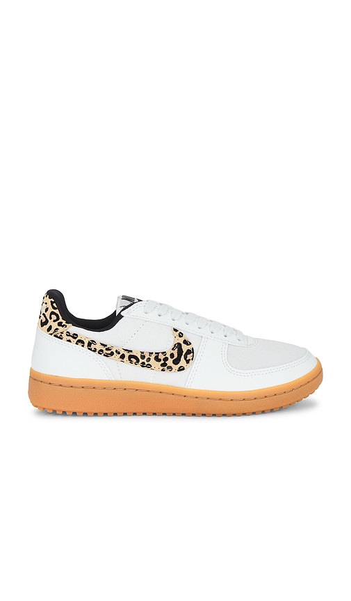 Field General Se Sneaker in White. - size 10 (also in 10.5, 11, 5, 5.5, 6, 6.5, 7, 7.5, 8, 8.5, 9, 9.5) - Nike - Modalova
