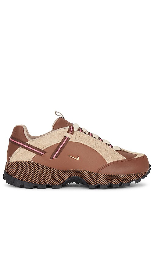 Nike Air Humara Lx X Jacquemus Sneaker in Ale Brown & Gold Ale Brown