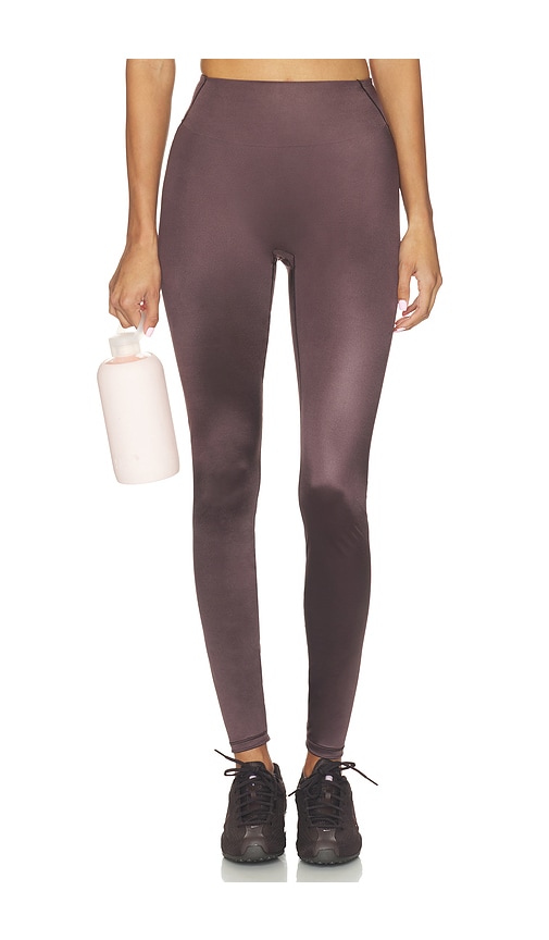 NikeSKIMS Shine Bonded Waist 29 Inch Leggings en Brown. Taille XXS. Also en M, L, S, XS, XL.