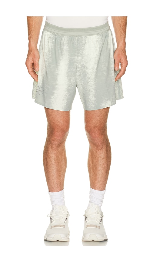 On SHORT PERFORMANCE en Green. Taille M. Also en L, XL/1X.