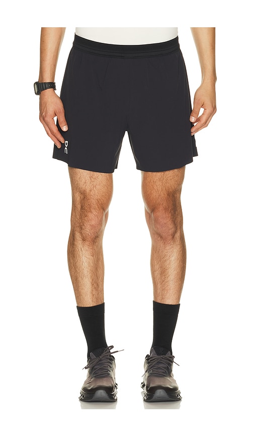 On SHORT PERFORMANCE en Black. Taille XS. Also en S, M, L, XL/1X, XXL/2X.